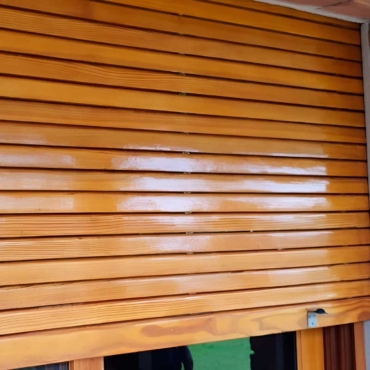 cortina exterior de madera colocada y lustrada