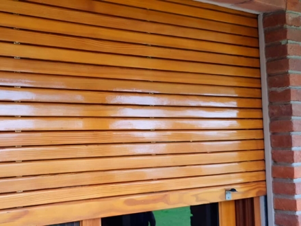 cortina exterior de madera colocada y lustrada