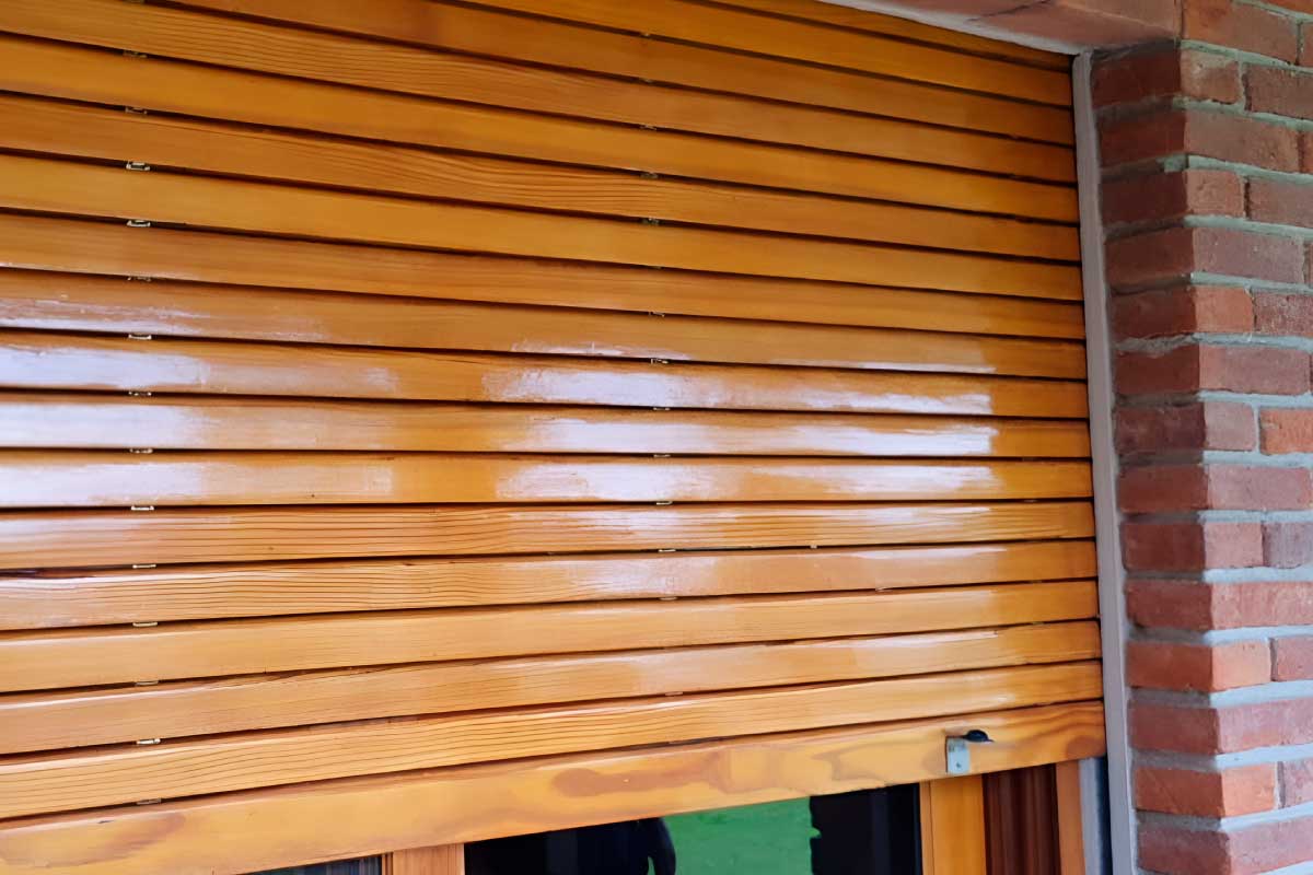 cortina exterior de madera colocada y lustrada