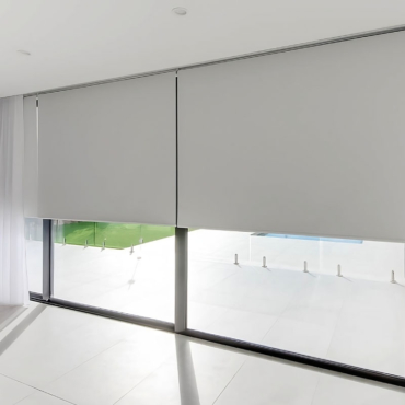 cortina de interior blackout enrollable en ventana