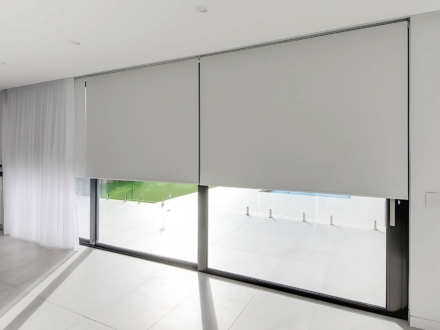 cortina de interior blackout enrollable en ventana