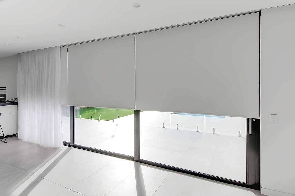 cortina de interior blackout enrollable en ventana